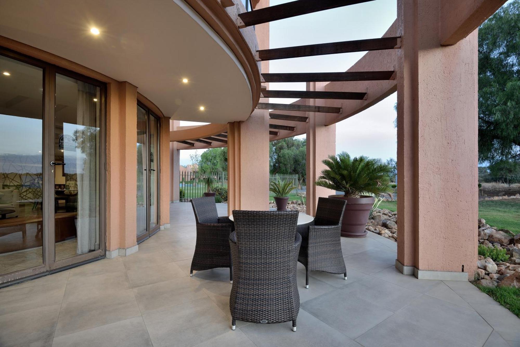 Windhoek Country Club Resort Екстер'єр фото