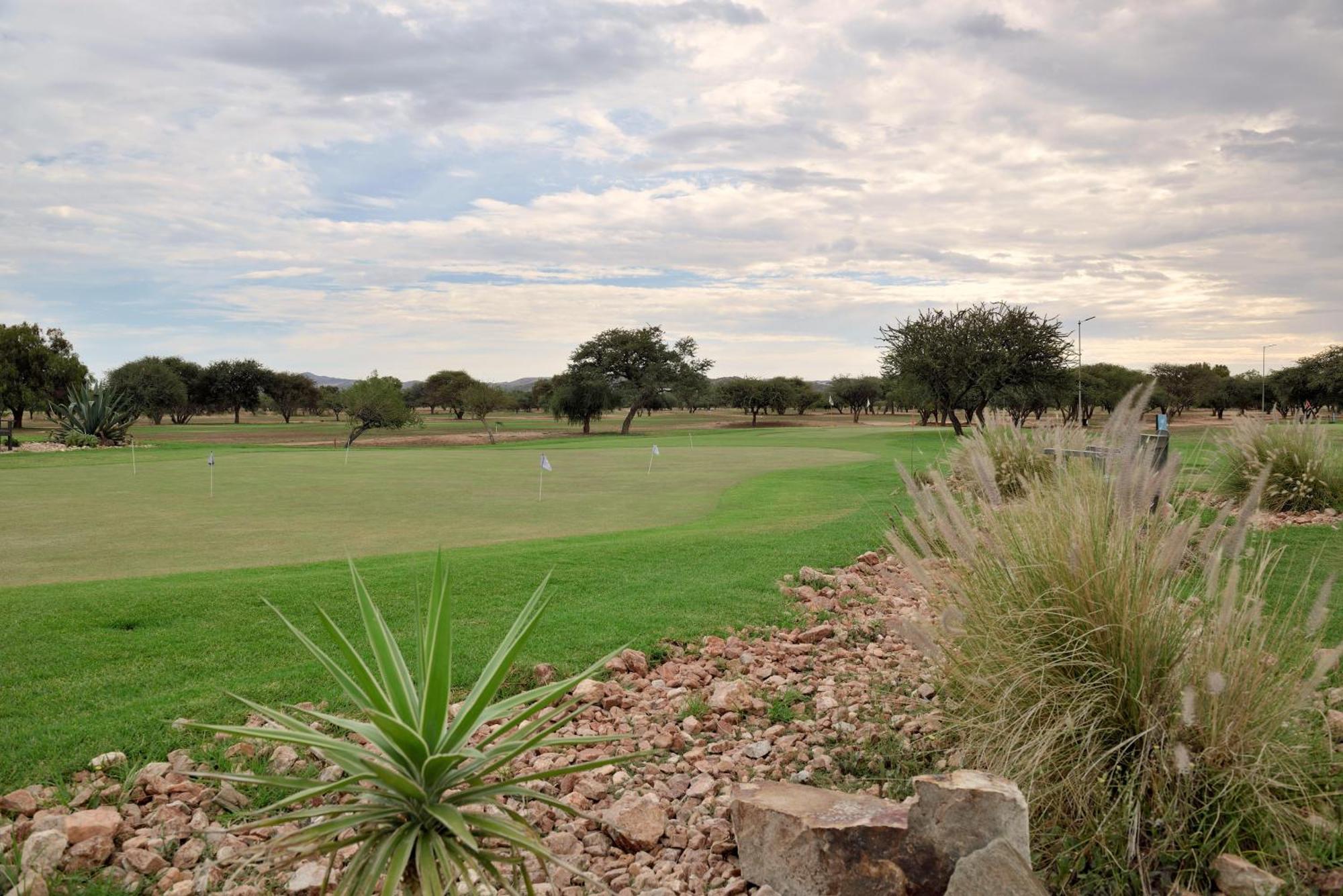Windhoek Country Club Resort Екстер'єр фото