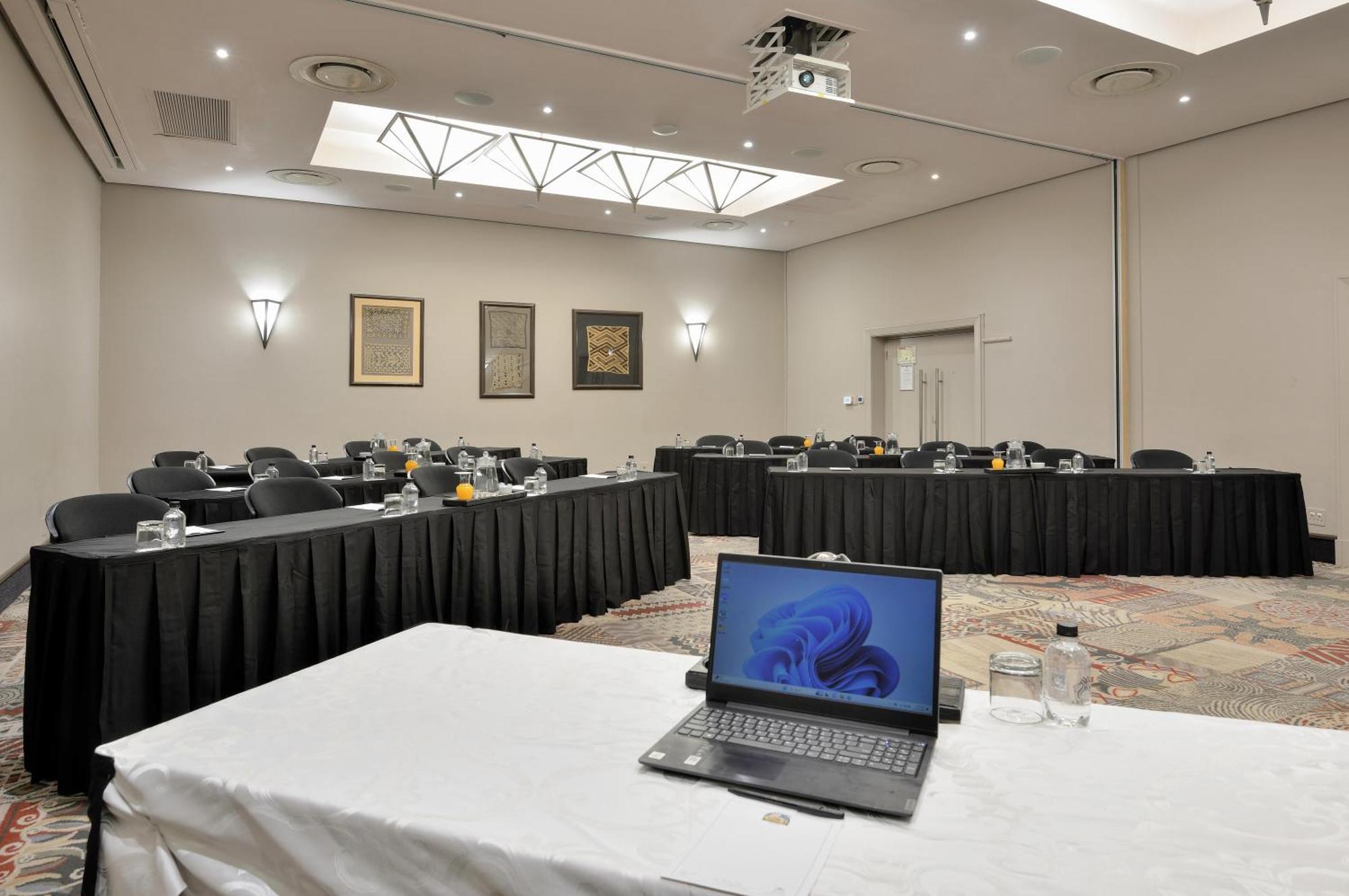 Windhoek Country Club Resort Екстер'єр фото