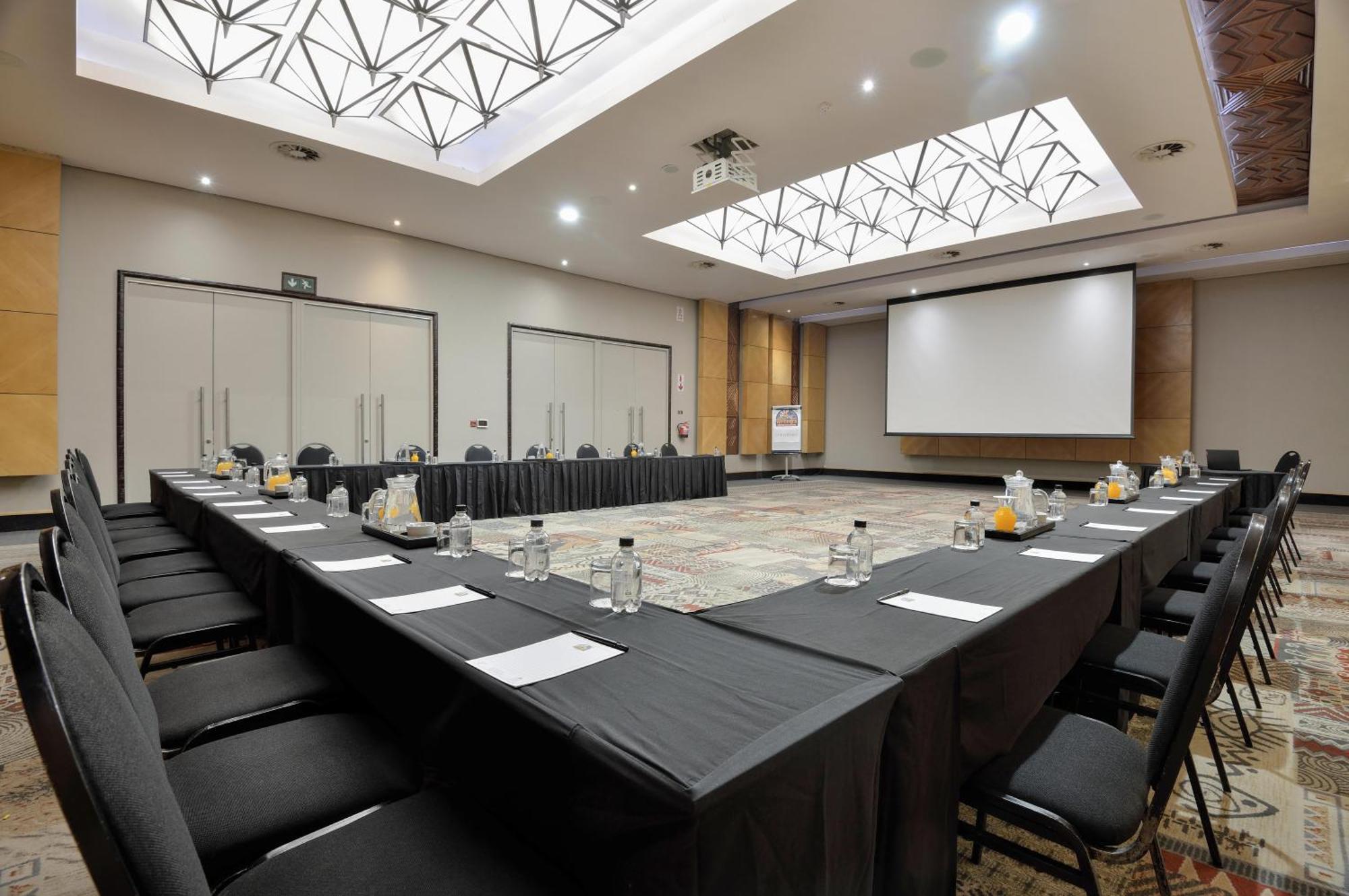 Windhoek Country Club Resort Екстер'єр фото