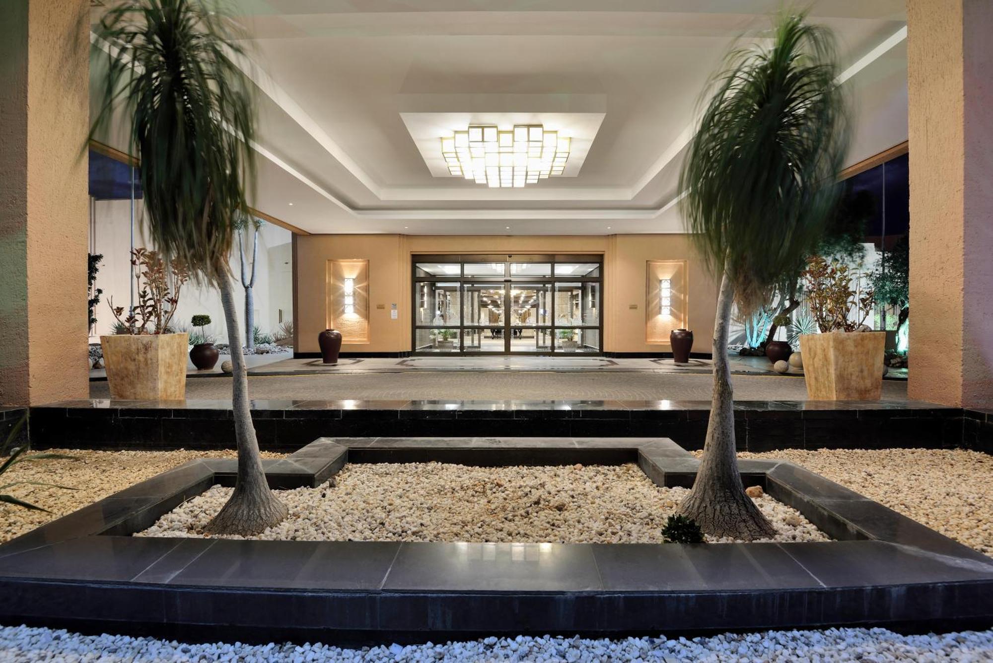 Windhoek Country Club Resort Екстер'єр фото